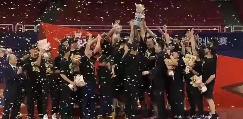 这种全能属性对曼联来说至关重要，他是俱乐部最重要的球员之一。